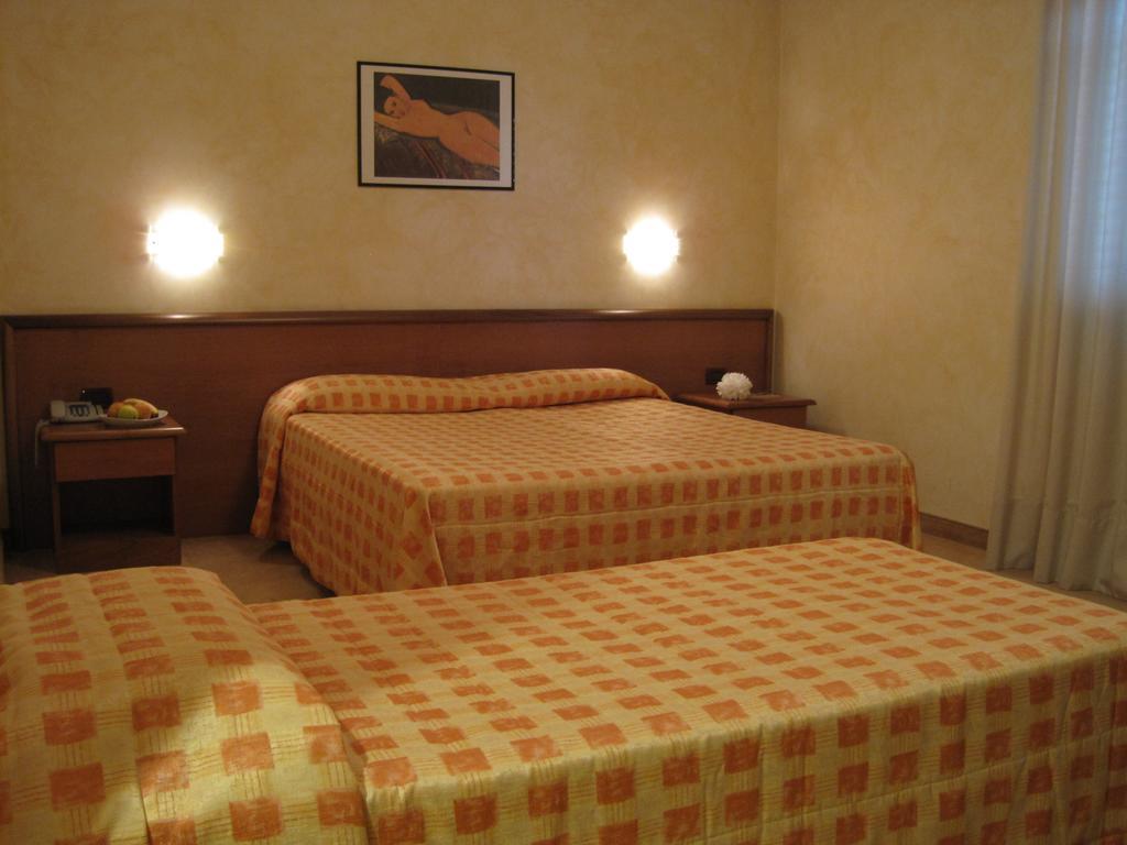 Hotel Italia Carmagnola Camera foto