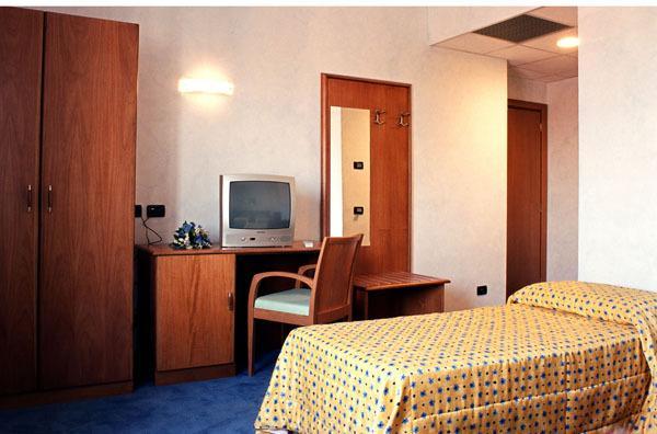 Hotel Italia Carmagnola Camera foto