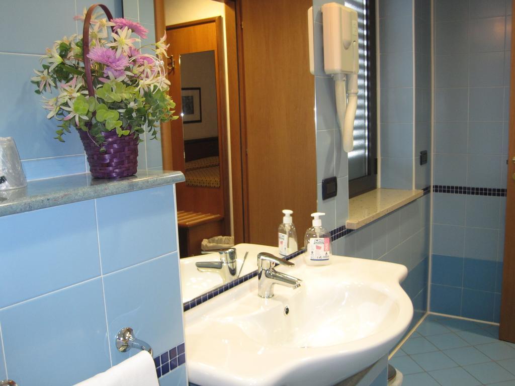 Hotel Italia Carmagnola Camera foto