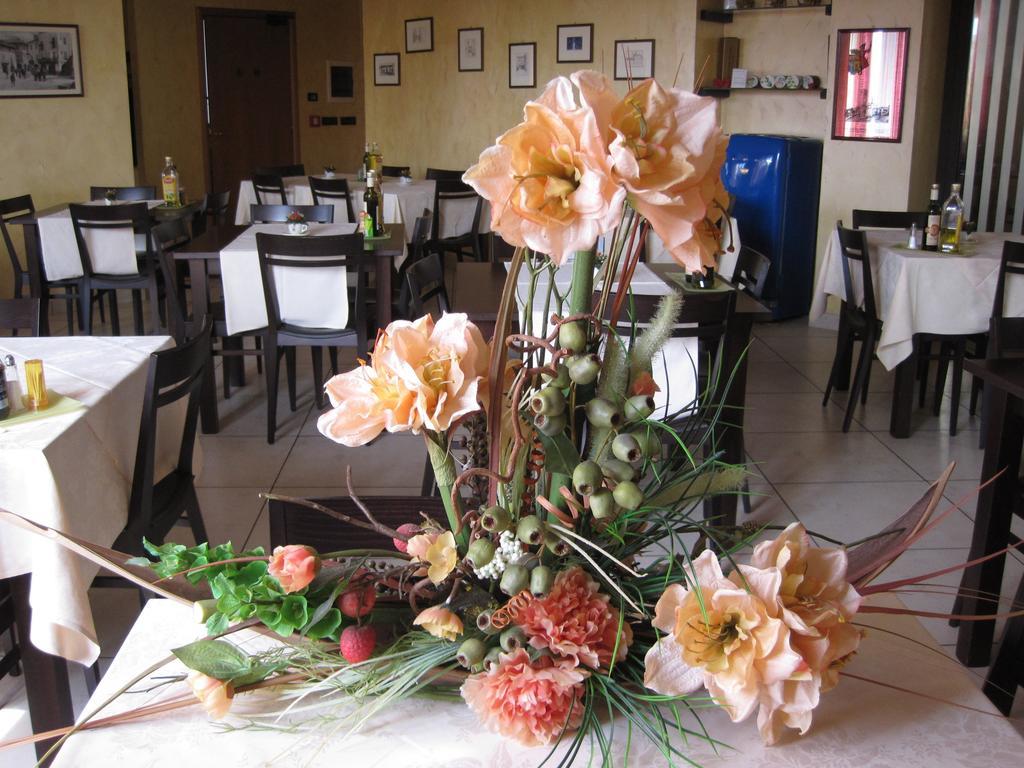 Hotel Italia Carmagnola Esterno foto
